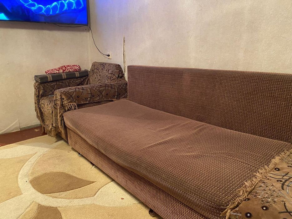 Диван и кресло с подушками