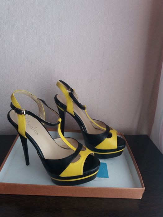 Продам женские босоножки