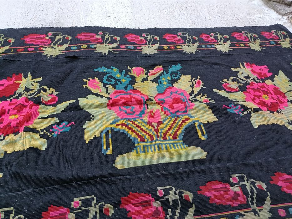 Килим или ковьор ръчно тъкан