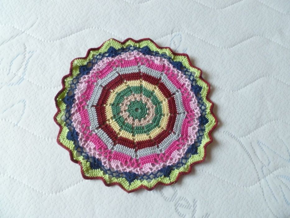 2 красиви цветни каренца плетени на една кука