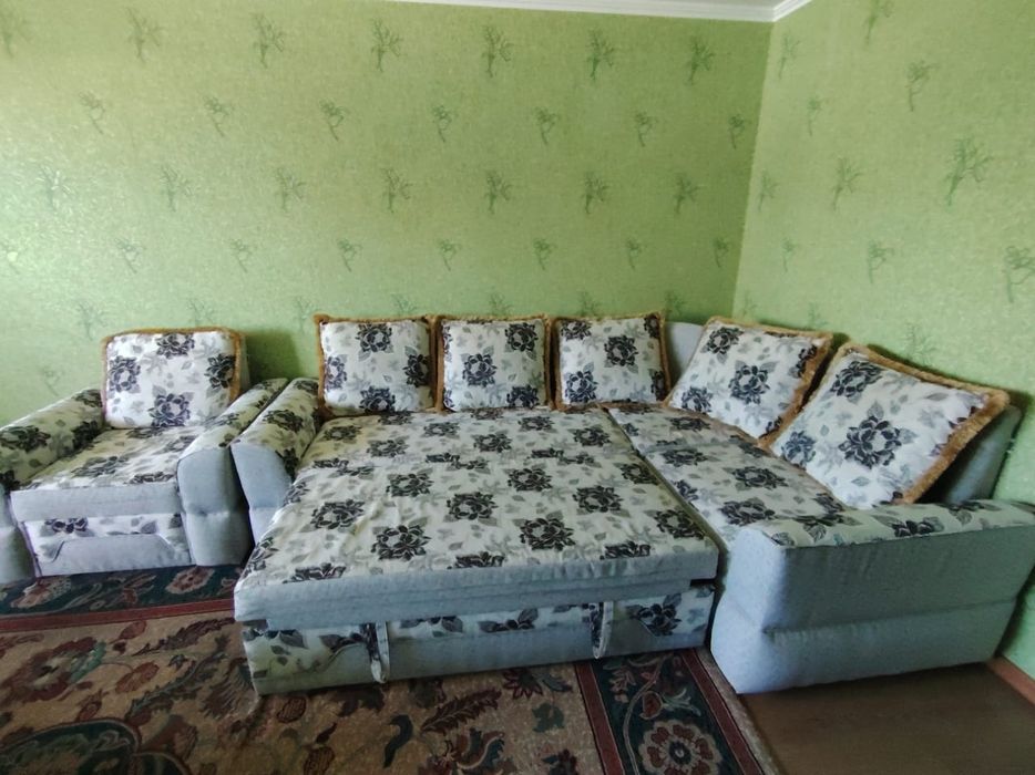 Подаётся угловой диван с креслом