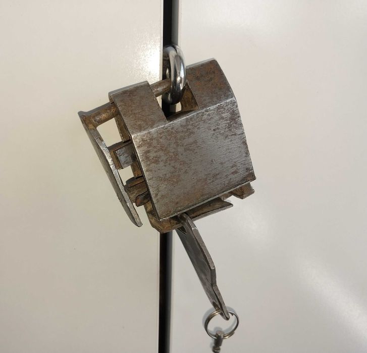 Продам                      Замок