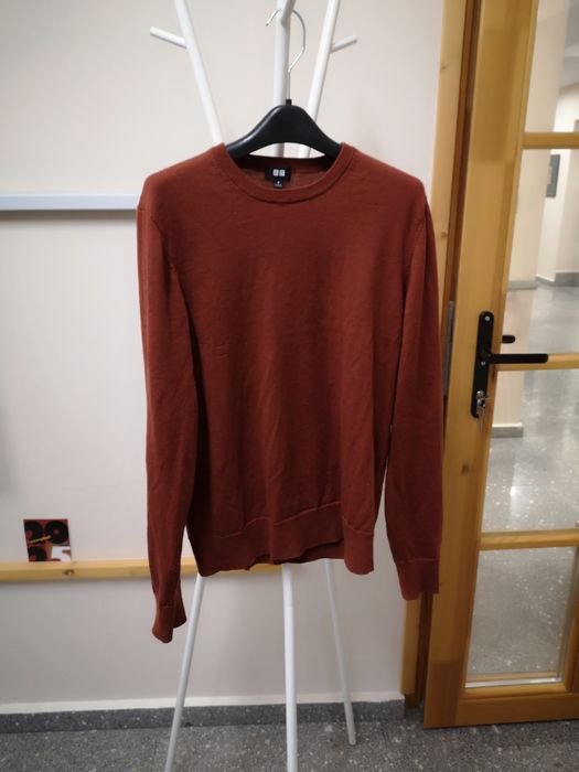 Вълнен пуловер на марката Uniqlo