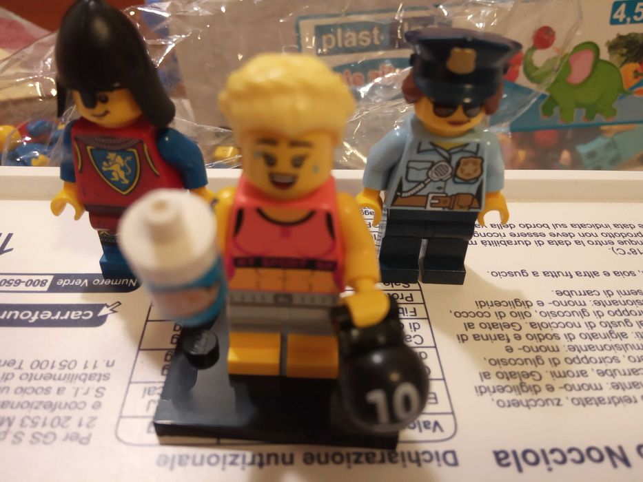 Lego minifigurine CMF diverse cu accesoriile din set