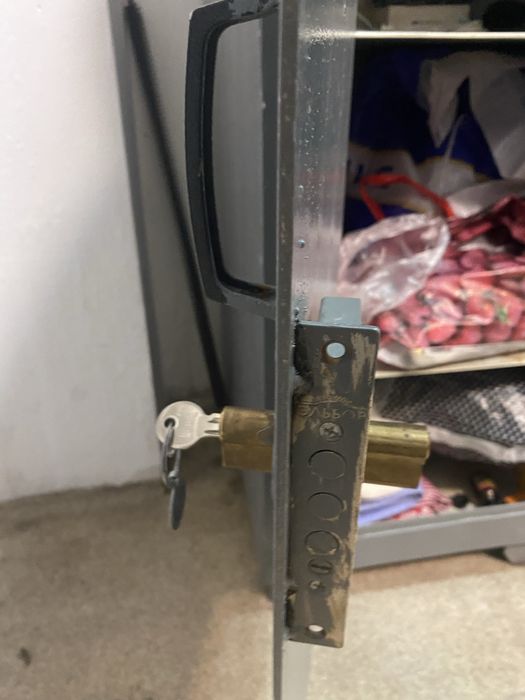 Вместительный металлический сейф