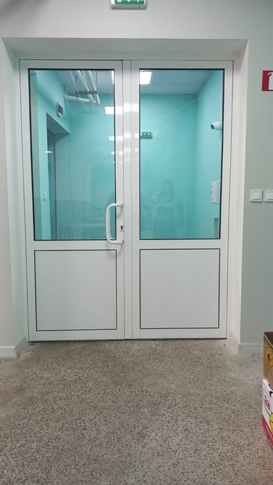 Двукрила алуминиева врата