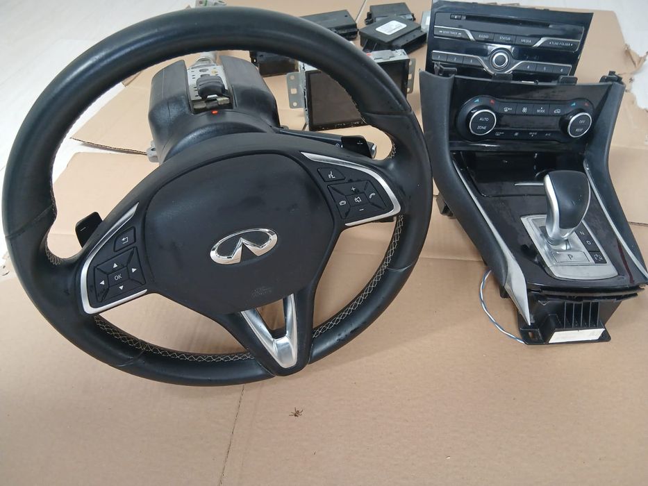 Vând volan și consola Infinity Q30 2019