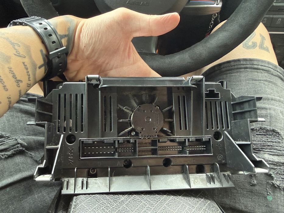Продавам единчен дин конзола с радио и климатроник
