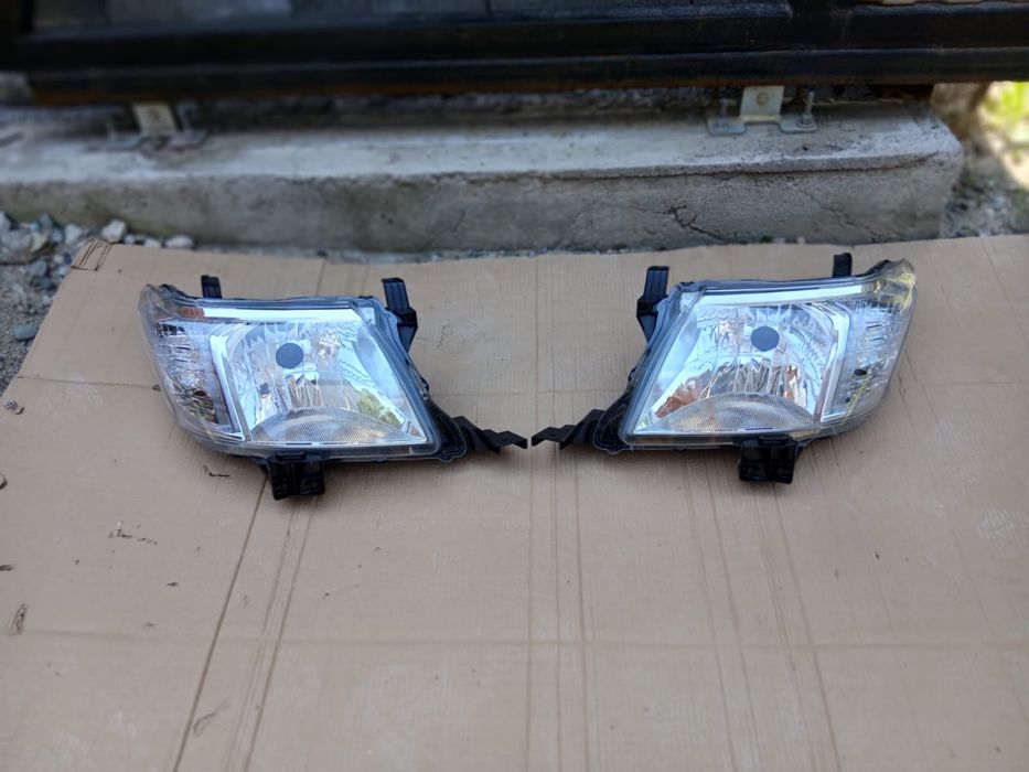 Фара Toyota Hilux 2011-15