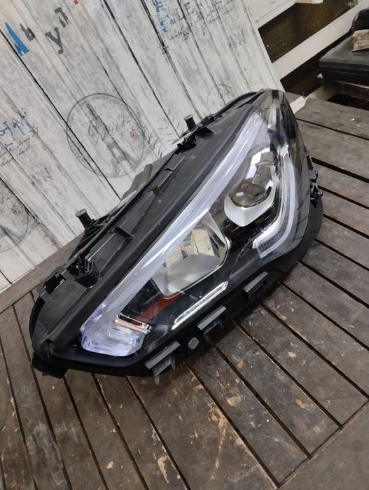 Продавам ляв фар Hella за Mercedes Cla