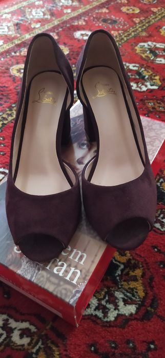 25 000 so'mlik Oyoq kiyimlar