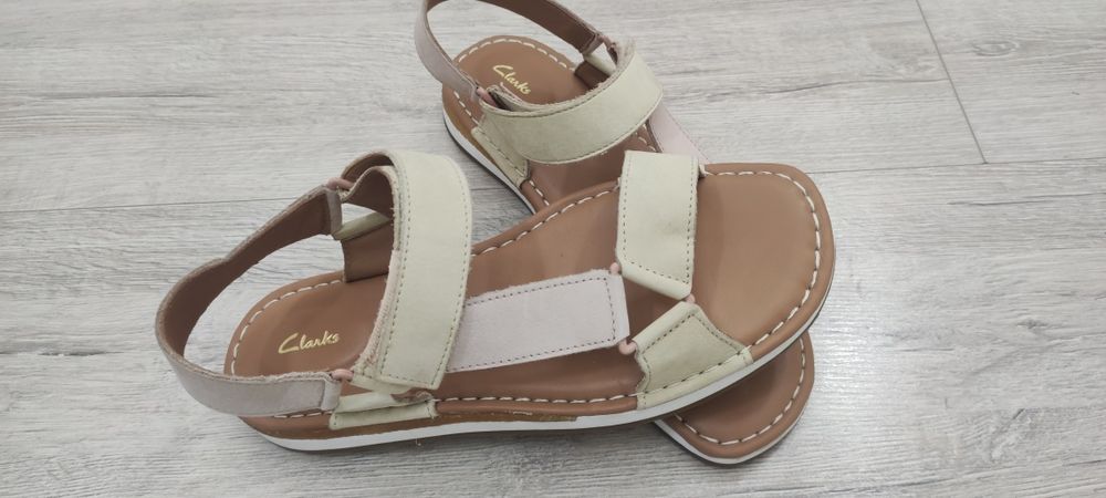Летние сандалии бренда Clark's