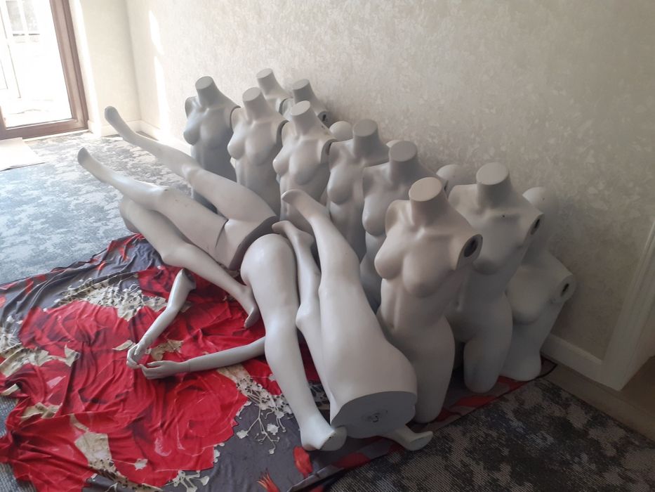 Белые маникены для одежды.