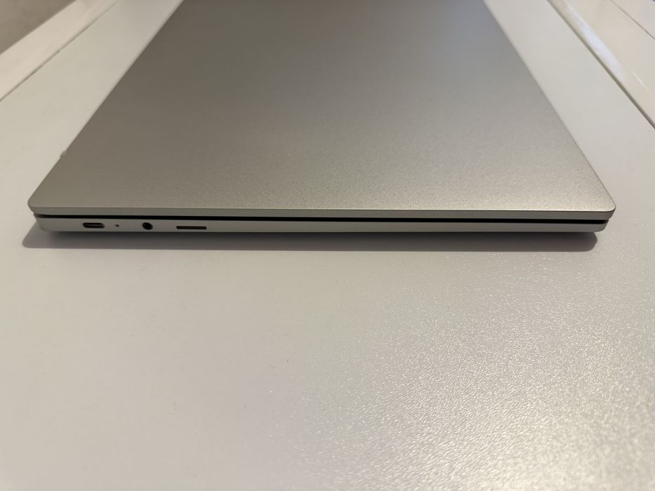 Лаптоп Samsung Galaxy Go нов