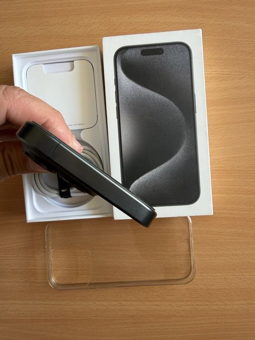 iPhone 15 Pro Titanium, la cutie cu accesorii