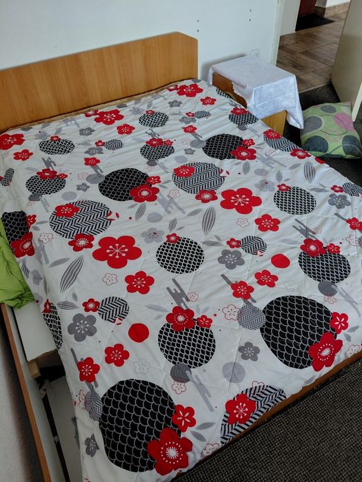 Pilotă dublă / de pat cu imprimeu floral (alb, roșu și negru