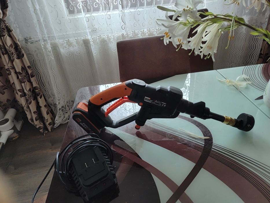 Vând  aparat de spălat cu presiune și fierăstrău electric.worx 20v