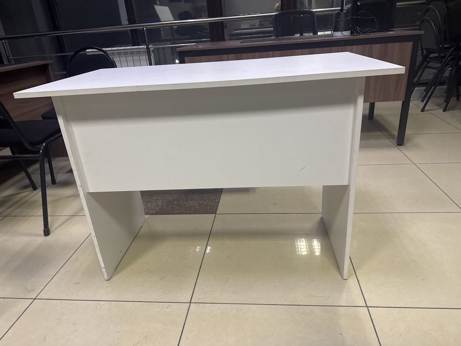 Стол офисный отдаю в 2 раза дешевле