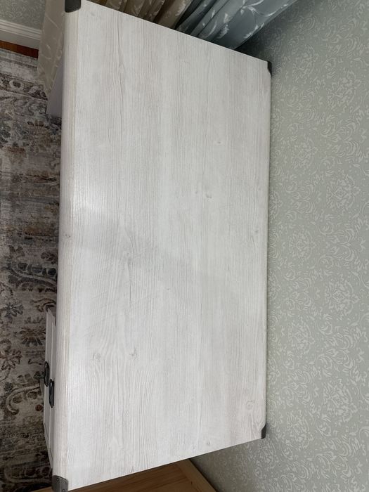 Стол рабочий в идеальном состоянии