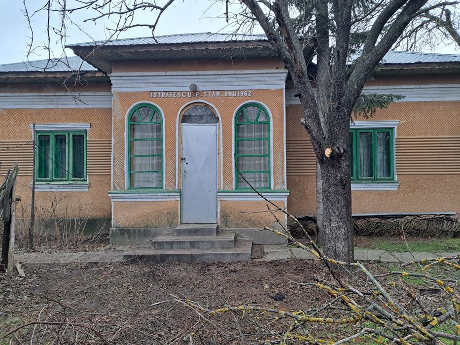 Vand casa cu 2500 metrii patrati de curte plus dependente