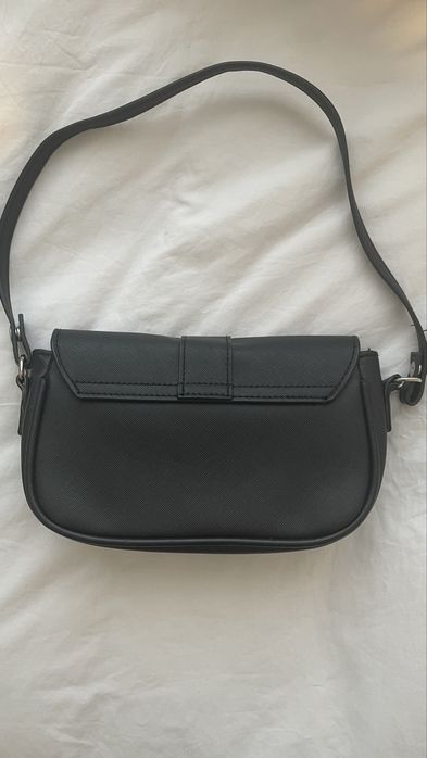 Черна чанта с дръжка за през рамо