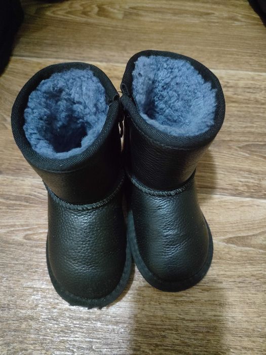 Продам  детские угги