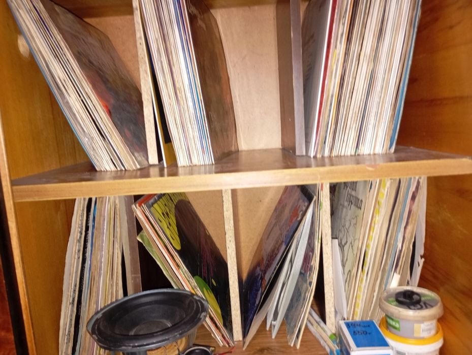 кассеты, пластинки, ДВД и мп3 диски .