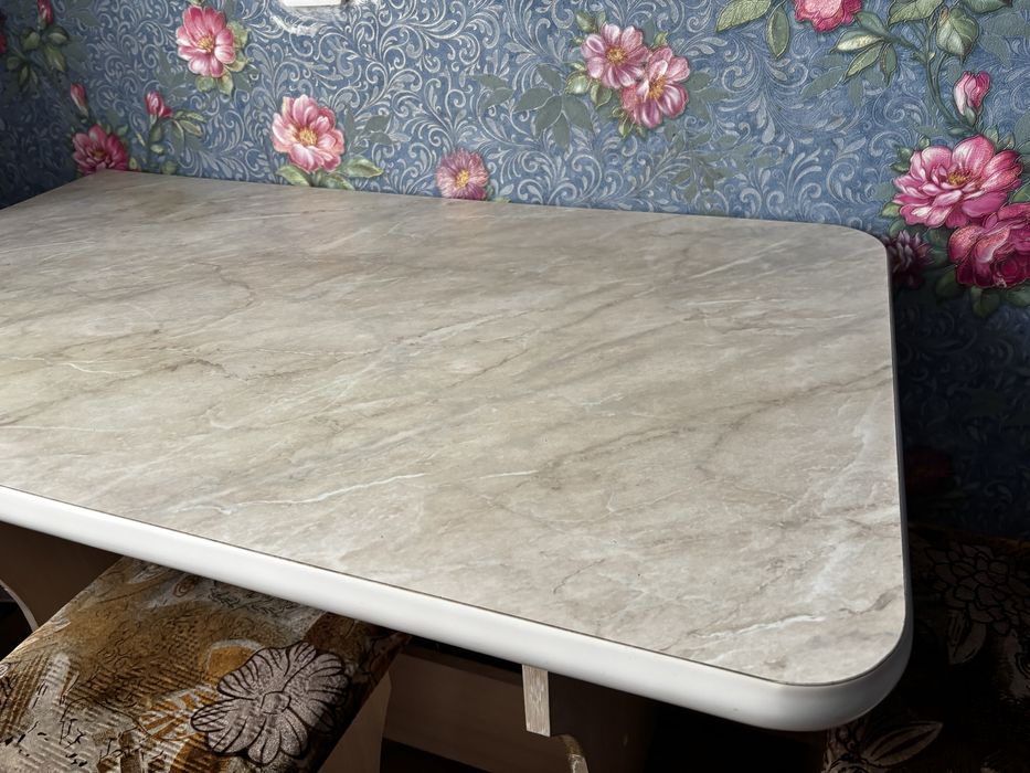 Продам  стол с табуретками