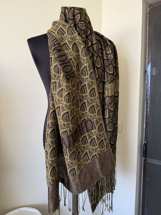 Esarfa C.D ior , impecabila