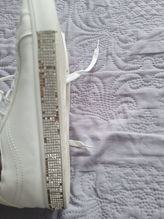 Дамски пантофки Adidas и бели кецове