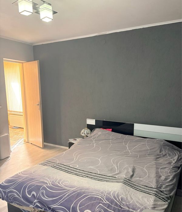 Къща с два двора и гараж готова за живеене