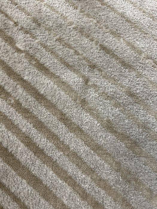 Серый ковер в стрелочку