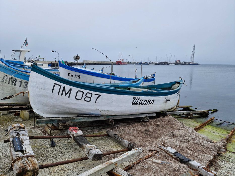 Продава се дървена рибарска лодка със стоянка в гр. Поморие.