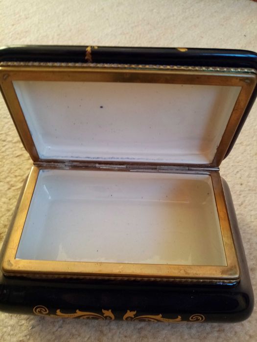 Caseta portelan Limoges, perfectă estetic și funcțional