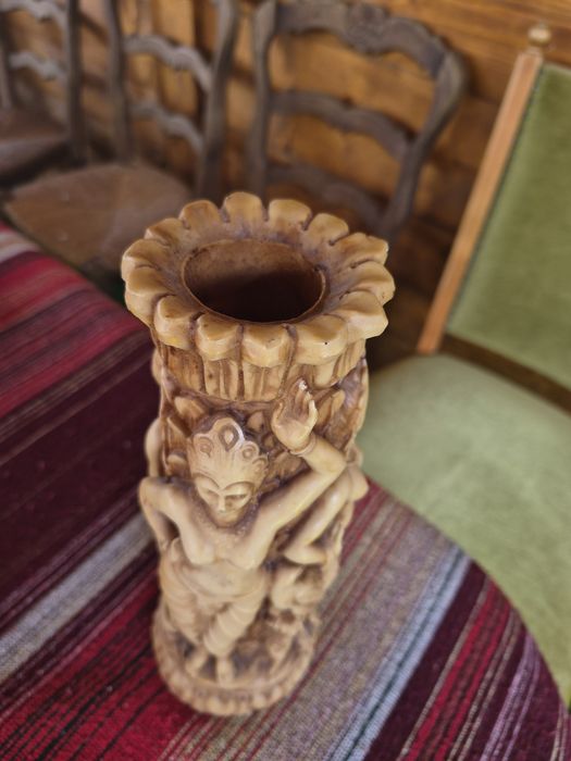 Vând Vază Asiatică sculptată