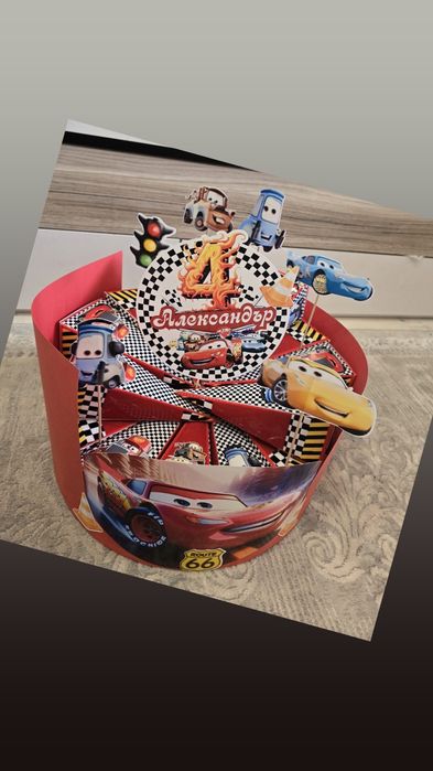 Картонена торта с любим герой – персонализиран подарък за детско парти