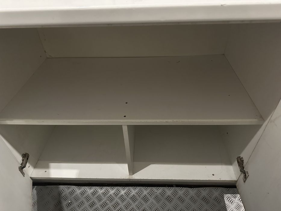 Плот с шкафове зад бар