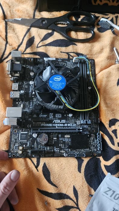 Vand placa de baza asus prime h310m  cu i3 8100 si nividia quadro 2200