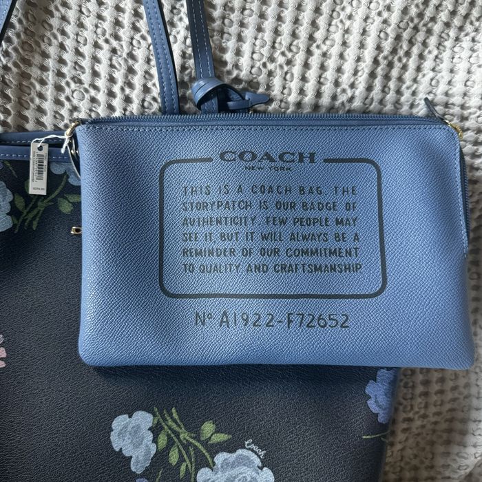 Geanta noua Coach reversibila tote in signature canvas peony print
