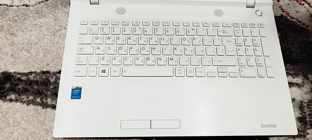 Бял лаптоп Toshiba