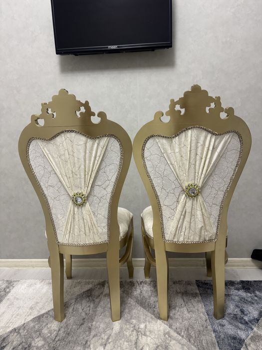 Продаётся два стула за каждую по 100 000 тысяч сум, цена окончательно