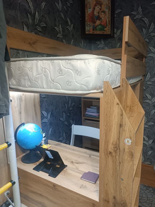 Кровать детская со столом и шкафами