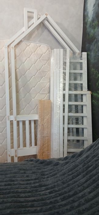 Продам детскую кровать домик