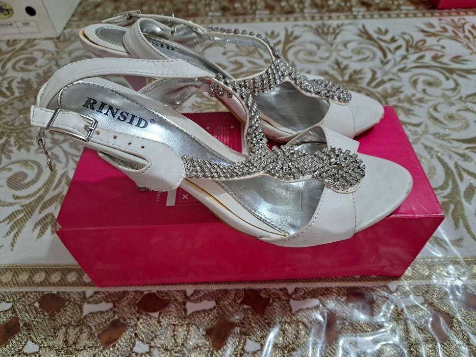 Ayollar oyoq kiyimi (Tufli - Rinsid) sotiladi.