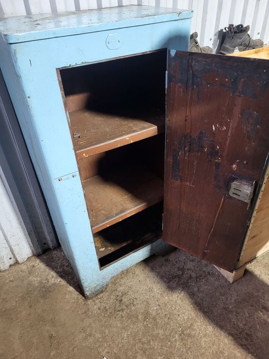 Продам сейф металлический