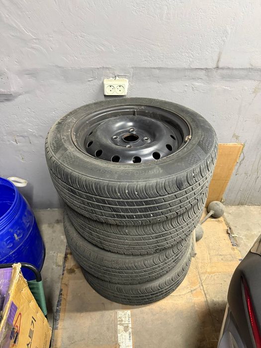 Продам четыре болона вместе с дискоми. На Ласети.  195/60R15