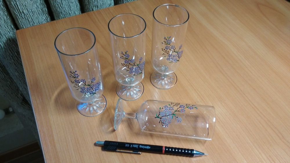 Четыре изящные-рюмки.