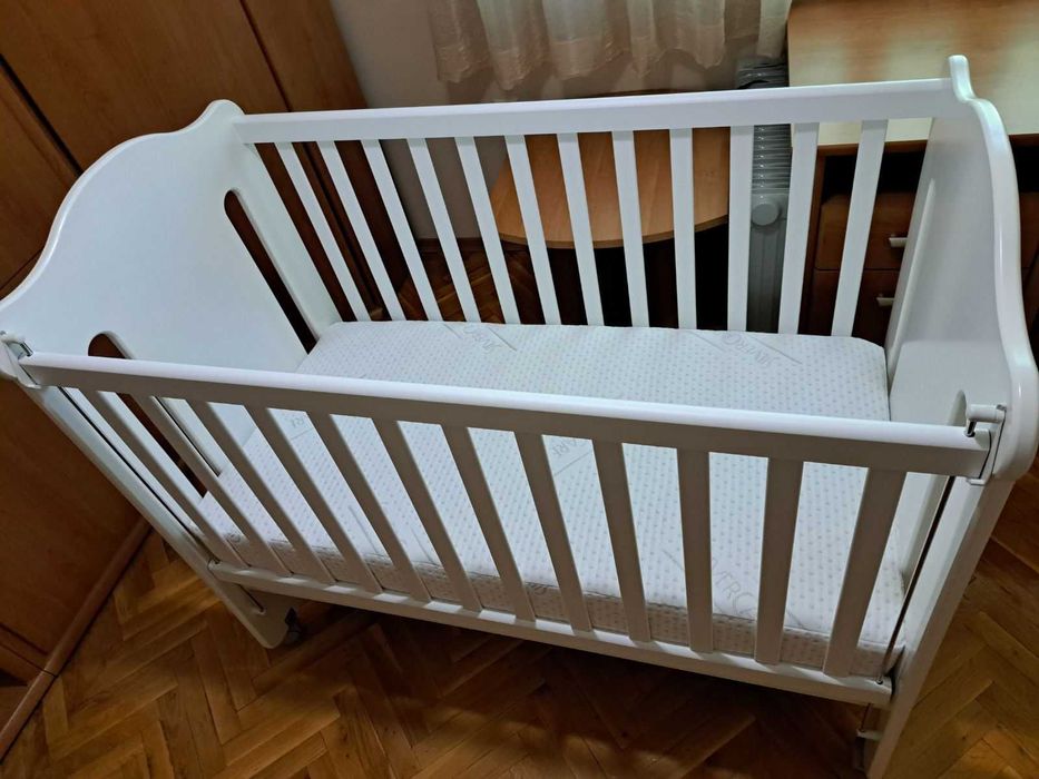 Дeтcĸo лeглo с подвижна предна решетка „baby arbor“