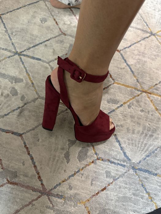 Продаю бардовые босоножки