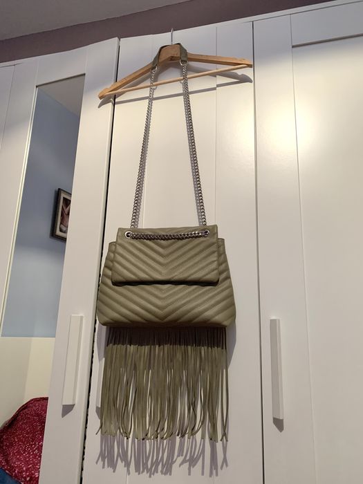 Малка чанта с дълга дръжка и ресни